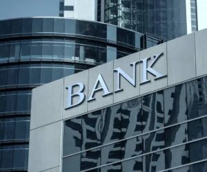 Mata uang kripto menawarkan potensi imbal hasil yang tinggi dan kebebasan finansial yang lebih besar melalui desentralisasi, beroperasi di pasar yang terbuka 24/7. Namun, mata uang kripto merupakan aset berisiko tinggi karena volatilitas yang ekstrem dan kurangnya regulasi. Risiko utamanya meliputi kerugian yang cepat dan kegagalan keamanan siber. Kunci suksesnya adalah berinvestasi hanya dengan strategi yang jelas dan modal yang tidak membahayakan stabilitas keuangan Anda.