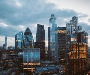 Mata uang kripto menawarkan potensi imbal hasil yang tinggi dan kebebasan finansial yang lebih besar melalui desentralisasi, beroperasi di pasar yang terbuka 24/7. Namun, mata uang kripto merupakan aset berisiko tinggi karena volatilitas yang ekstrem dan kurangnya regulasi. Risiko utamanya meliputi kerugian yang cepat dan kegagalan keamanan siber. Kunci suksesnya adalah berinvestasi hanya dengan strategi yang jelas dan modal yang tidak membahayakan stabilitas keuangan Anda.