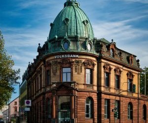 Komoditas seperti emas, minyak, produk pertanian, dan logam industri menawarkan peluang untuk mendiversifikasi portofolio dan melindungi dari inflasi, tetapi juga merupakan aset berisiko tinggi karena volatilitas harga, ketegangan geopolitik, dan guncangan penawaran-permintaan. Kuncinya adalah berinvestasi dengan strategi yang jelas, pemahaman tentang penggerak pasar yang mendasarinya, dan hanya dengan modal yang tidak membahayakan stabilitas keuangan Anda.