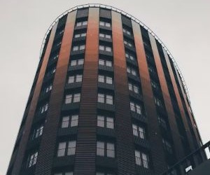 Saham menawarkan potensi pertumbuhan jangka panjang dan pendapatan dividen dengan berinvestasi pada perusahaan yang menciptakan nilai dari waktu ke waktu, tetapi saham juga mengandung risiko signifikan karena volatilitas pasar, siklus ekonomi, dan peristiwa khusus perusahaan; kuncinya adalah berinvestasi dengan strategi yang jelas, diversifikasi yang tepat, dan hanya dengan modal yang tidak akan mengorbankan stabilitas keuangan Anda.