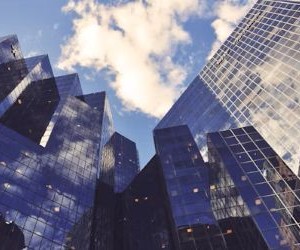 Komoditas seperti emas, minyak, produk pertanian, dan logam industri menawarkan peluang untuk mendiversifikasi portofolio dan melindungi dari inflasi, tetapi juga merupakan aset berisiko tinggi karena volatilitas harga, ketegangan geopolitik, dan guncangan penawaran-permintaan. Kuncinya adalah berinvestasi dengan strategi yang jelas, pemahaman tentang penggerak pasar yang mendasarinya, dan hanya dengan modal yang tidak membahayakan stabilitas keuangan Anda.