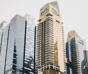 Komoditas seperti emas, minyak, produk pertanian, dan logam industri menawarkan peluang untuk mendiversifikasi portofolio dan melindungi dari inflasi, tetapi juga merupakan aset berisiko tinggi karena volatilitas harga, ketegangan geopolitik, dan guncangan penawaran-permintaan. Kuncinya adalah berinvestasi dengan strategi yang jelas, pemahaman tentang penggerak pasar yang mendasarinya, dan hanya dengan modal yang tidak membahayakan stabilitas keuangan Anda.