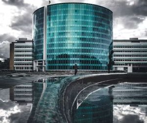 Komoditas seperti emas, minyak, produk pertanian, dan logam industri menawarkan peluang untuk mendiversifikasi portofolio dan melindungi dari inflasi, tetapi juga merupakan aset berisiko tinggi karena volatilitas harga, ketegangan geopolitik, dan guncangan penawaran-permintaan. Kuncinya adalah berinvestasi dengan strategi yang jelas, pemahaman tentang penggerak pasar yang mendasarinya, dan hanya dengan modal yang tidak membahayakan stabilitas keuangan Anda.