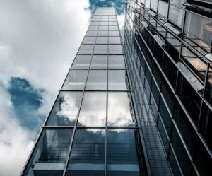 Forex menawarkan peluang untuk mendapatkan keuntungan dari fluktuasi antara mata uang global dalam pasar yang sangat likuid yang diperdagangkan 24 jam sehari, tetapi juga merupakan arena yang berisiko tinggi karena leverage, volatilitas yang tajam, dan dampak berita ekonomi makro; kuncinya adalah berdagang dengan strategi yang jelas, manajemen risiko yang ketat, dan hanya dengan modal yang Anda mampu untuk kehilangan tanpa mempengaruhi stabilitas keuangan Anda.