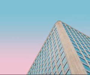 Saham menawarkan potensi pertumbuhan jangka panjang dan pendapatan dividen dengan berinvestasi pada perusahaan yang menciptakan nilai dari waktu ke waktu, tetapi saham juga mengandung risiko signifikan karena volatilitas pasar, siklus ekonomi, dan peristiwa khusus perusahaan; kuncinya adalah berinvestasi dengan strategi yang jelas, diversifikasi yang tepat, dan hanya dengan modal yang tidak akan mengorbankan stabilitas keuangan Anda.