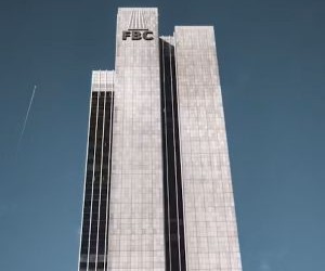 Saham menawarkan potensi pertumbuhan jangka panjang dan pendapatan dividen dengan berinvestasi pada perusahaan yang menciptakan nilai dari waktu ke waktu, tetapi saham juga mengandung risiko signifikan karena volatilitas pasar, siklus ekonomi, dan peristiwa khusus perusahaan; kuncinya adalah berinvestasi dengan strategi yang jelas, diversifikasi yang tepat, dan hanya dengan modal yang tidak akan mengorbankan stabilitas keuangan Anda.