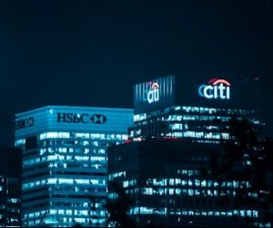 Forex menawarkan peluang untuk mendapatkan keuntungan dari fluktuasi antara mata uang global dalam pasar yang sangat likuid yang diperdagangkan 24 jam sehari, tetapi juga merupakan arena yang berisiko tinggi karena leverage, volatilitas yang tajam, dan dampak berita ekonomi makro; kuncinya adalah berdagang dengan strategi yang jelas, manajemen risiko yang ketat, dan hanya dengan modal yang Anda mampu untuk kehilangan tanpa mempengaruhi stabilitas keuangan Anda.