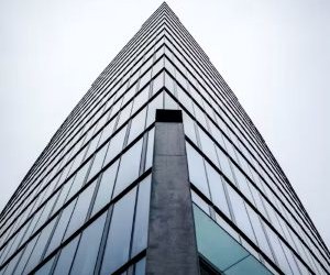 Forex menawarkan peluang untuk mendapatkan keuntungan dari fluktuasi antara mata uang global dalam pasar yang sangat likuid yang diperdagangkan 24 jam sehari, tetapi juga merupakan arena yang berisiko tinggi karena leverage, volatilitas yang tajam, dan dampak berita ekonomi makro; kuncinya adalah berdagang dengan strategi yang jelas, manajemen risiko yang ketat, dan hanya dengan modal yang Anda mampu untuk kehilangan tanpa mempengaruhi stabilitas keuangan Anda.