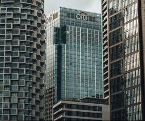 Forex menawarkan peluang untuk mendapatkan keuntungan dari fluktuasi antara mata uang global dalam pasar yang sangat likuid yang diperdagangkan 24 jam sehari, tetapi juga merupakan arena yang berisiko tinggi karena leverage, volatilitas yang tajam, dan dampak berita ekonomi makro; kuncinya adalah berdagang dengan strategi yang jelas, manajemen risiko yang ketat, dan hanya dengan modal yang Anda mampu untuk kehilangan tanpa mempengaruhi stabilitas keuangan Anda.