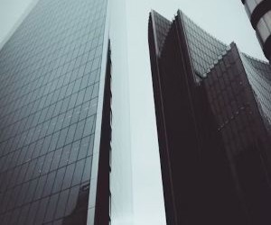 Forex menawarkan peluang untuk mendapatkan keuntungan dari fluktuasi antara mata uang global dalam pasar yang sangat likuid yang diperdagangkan 24 jam sehari, tetapi juga merupakan arena yang berisiko tinggi karena leverage, volatilitas yang tajam, dan dampak berita ekonomi makro; kuncinya adalah berdagang dengan strategi yang jelas, manajemen risiko yang ketat, dan hanya dengan modal yang Anda mampu untuk kehilangan tanpa mempengaruhi stabilitas keuangan Anda.