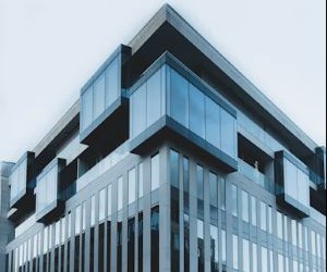 Forex menawarkan peluang untuk mendapatkan keuntungan dari fluktuasi antara mata uang global dalam pasar yang sangat likuid yang diperdagangkan 24 jam sehari, tetapi juga merupakan arena yang berisiko tinggi karena leverage, volatilitas yang tajam, dan dampak berita ekonomi makro; kuncinya adalah berdagang dengan strategi yang jelas, manajemen risiko yang ketat, dan hanya dengan modal yang Anda mampu untuk kehilangan tanpa mempengaruhi stabilitas keuangan Anda.