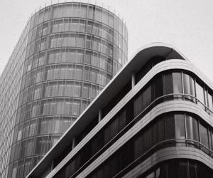 Forex menawarkan peluang untuk mendapatkan keuntungan dari fluktuasi antara mata uang global dalam pasar yang sangat likuid yang diperdagangkan 24 jam sehari, tetapi juga merupakan arena yang berisiko tinggi karena leverage, volatilitas yang tajam, dan dampak berita ekonomi makro; kuncinya adalah berdagang dengan strategi yang jelas, manajemen risiko yang ketat, dan hanya dengan modal yang Anda mampu untuk kehilangan tanpa mempengaruhi stabilitas keuangan Anda.