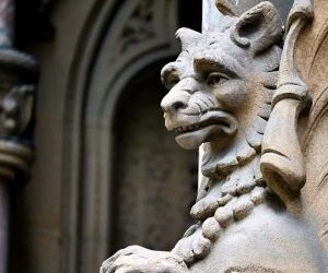 Forex menawarkan peluang untuk mendapatkan keuntungan dari fluktuasi antara mata uang global dalam pasar yang sangat likuid yang diperdagangkan 24 jam sehari, tetapi juga merupakan arena yang berisiko tinggi karena leverage, volatilitas yang tajam, dan dampak berita ekonomi makro; kuncinya adalah berdagang dengan strategi yang jelas, manajemen risiko yang ketat, dan hanya dengan modal yang Anda mampu untuk kehilangan tanpa mempengaruhi stabilitas keuangan Anda.