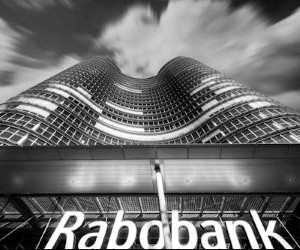 Saham menawarkan potensi pertumbuhan jangka panjang dan pendapatan dividen dengan berinvestasi pada perusahaan yang menciptakan nilai dari waktu ke waktu, tetapi saham juga mengandung risiko signifikan karena volatilitas pasar, siklus ekonomi, dan peristiwa khusus perusahaan; kuncinya adalah berinvestasi dengan strategi yang jelas, diversifikasi yang tepat, dan hanya dengan modal yang tidak akan mengorbankan stabilitas keuangan Anda.