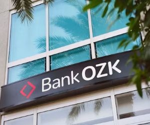 Mata uang kripto menawarkan potensi imbal hasil yang tinggi dan kebebasan finansial yang lebih besar melalui desentralisasi, beroperasi di pasar yang terbuka 24/7. Namun, mata uang kripto merupakan aset berisiko tinggi karena volatilitas yang ekstrem dan kurangnya regulasi. Risiko utamanya meliputi kerugian yang cepat dan kegagalan keamanan siber. Kunci suksesnya adalah berinvestasi hanya dengan strategi yang jelas dan modal yang tidak membahayakan stabilitas keuangan Anda.