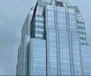 Mata uang kripto menawarkan potensi imbal hasil yang tinggi dan kebebasan finansial yang lebih besar melalui desentralisasi, beroperasi di pasar yang terbuka 24/7. Namun, mata uang kripto merupakan aset berisiko tinggi karena volatilitas yang ekstrem dan kurangnya regulasi. Risiko utamanya meliputi kerugian yang cepat dan kegagalan keamanan siber. Kunci suksesnya adalah berinvestasi hanya dengan strategi yang jelas dan modal yang tidak membahayakan stabilitas keuangan Anda.