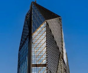 Forex menawarkan peluang untuk mendapatkan keuntungan dari fluktuasi antara mata uang global dalam pasar yang sangat likuid yang diperdagangkan 24 jam sehari, tetapi juga merupakan arena yang berisiko tinggi karena leverage, volatilitas yang tajam, dan dampak berita ekonomi makro; kuncinya adalah berdagang dengan strategi yang jelas, manajemen risiko yang ketat, dan hanya dengan modal yang Anda mampu untuk kehilangan tanpa mempengaruhi stabilitas keuangan Anda.