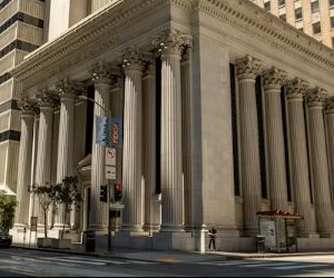 Saham menawarkan potensi pertumbuhan jangka panjang dan pendapatan dividen dengan berinvestasi pada perusahaan yang menciptakan nilai dari waktu ke waktu, tetapi saham juga mengandung risiko signifikan karena volatilitas pasar, siklus ekonomi, dan peristiwa khusus perusahaan; kuncinya adalah berinvestasi dengan strategi yang jelas, diversifikasi yang tepat, dan hanya dengan modal yang tidak akan mengorbankan stabilitas keuangan Anda.