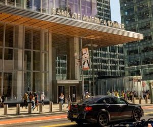 Mata uang kripto menawarkan potensi imbal hasil yang tinggi dan kebebasan finansial yang lebih besar melalui desentralisasi, beroperasi di pasar yang terbuka 24/7. Namun, mata uang kripto merupakan aset berisiko tinggi karena volatilitas yang ekstrem dan kurangnya regulasi. Risiko utamanya meliputi kerugian yang cepat dan kegagalan keamanan siber. Kunci suksesnya adalah berinvestasi hanya dengan strategi yang jelas dan modal yang tidak membahayakan stabilitas keuangan Anda.