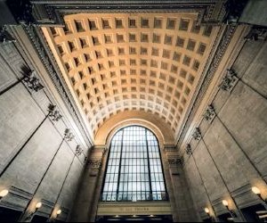 Saham menawarkan potensi pertumbuhan jangka panjang dan pendapatan dividen dengan berinvestasi pada perusahaan yang menciptakan nilai dari waktu ke waktu, tetapi saham juga mengandung risiko signifikan karena volatilitas pasar, siklus ekonomi, dan peristiwa khusus perusahaan; kuncinya adalah berinvestasi dengan strategi yang jelas, diversifikasi yang tepat, dan hanya dengan modal yang tidak akan mengorbankan stabilitas keuangan Anda.