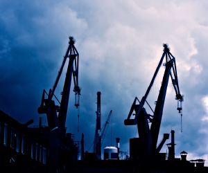 Minyak dapat menjadi alat diversifikasi portofolio dan perlindungan terhadap inflasi, namun tetap merupakan aset berisiko tinggi akibat volatilitas harga, ketegangan geopolitik, serta guncangan penawaran dan permintaan.